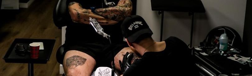Rinus Ink tattoo tattooing a costumer neo-traditional ischa wagenaar
